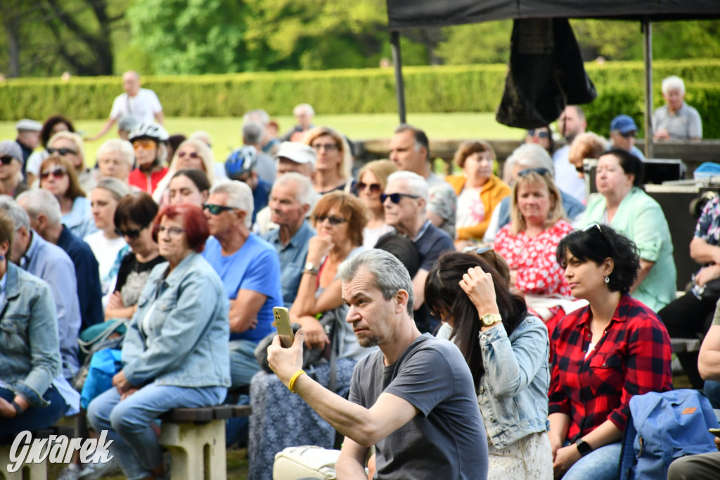 Świerklaniec. Relaks w parku, w tle TG Big Band