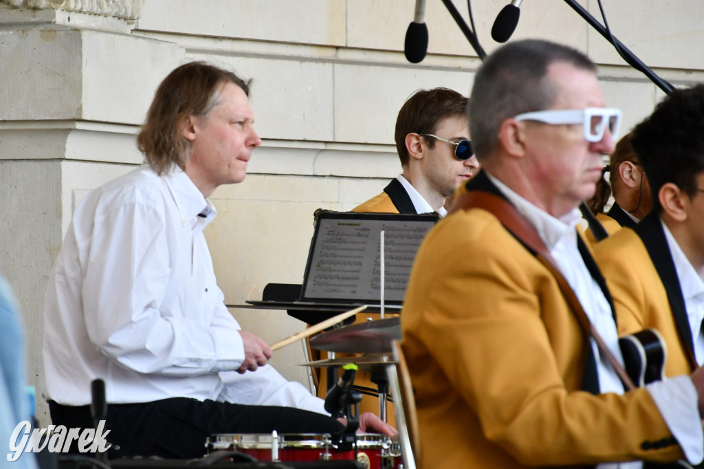 Świerklaniec. Relaks w parku, w tle TG Big Band