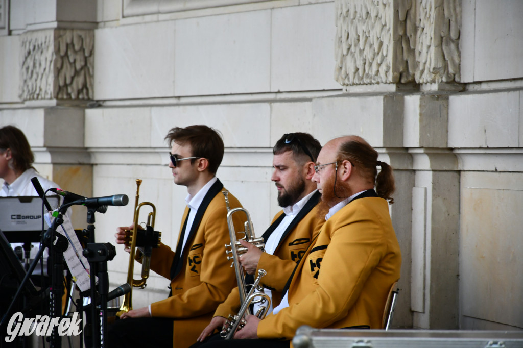 Świerklaniec. Relaks w parku, w tle TG Big Band