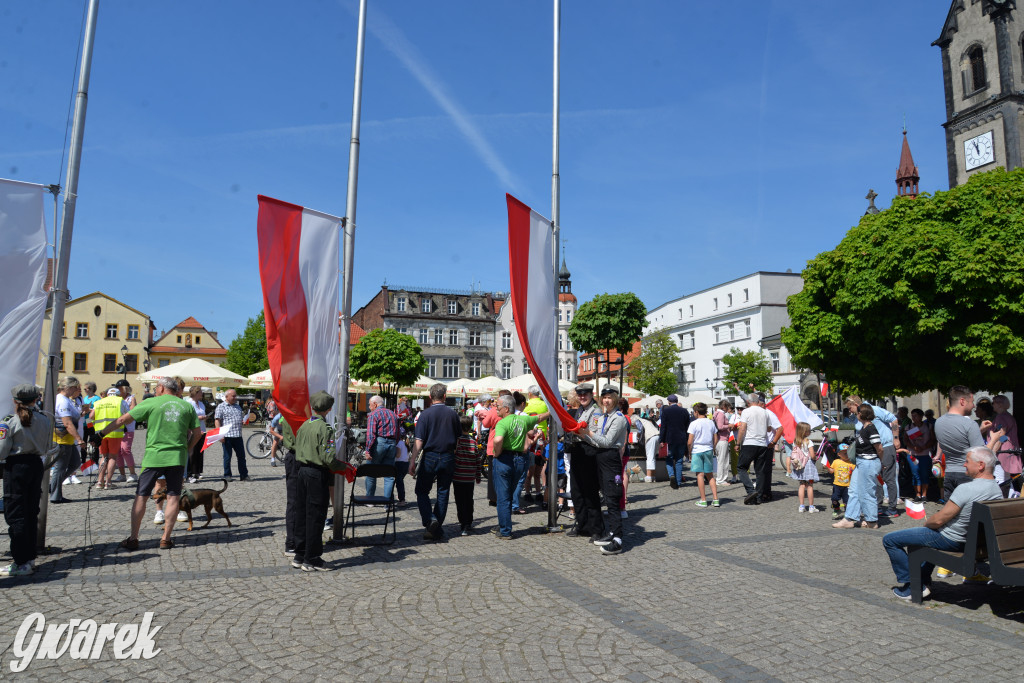 Tarnowskie Góry. Dzień Flagi na rynku
