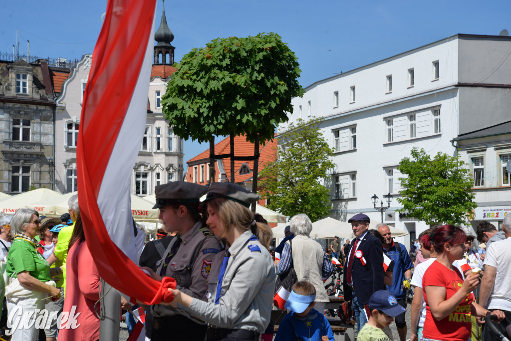 Tarnowskie Góry. Dzień Flagi na rynku