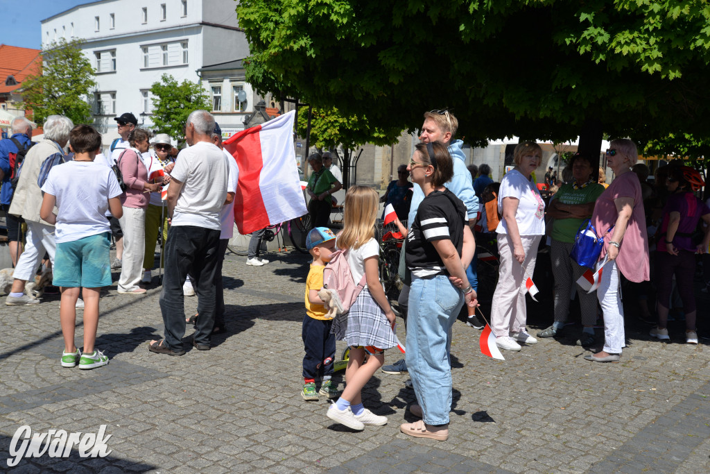 Tarnowskie Góry. Dzień Flagi na rynku