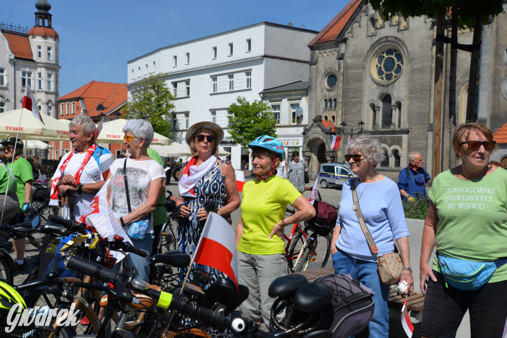 Tarnowskie Góry. Dzień Flagi na rynku