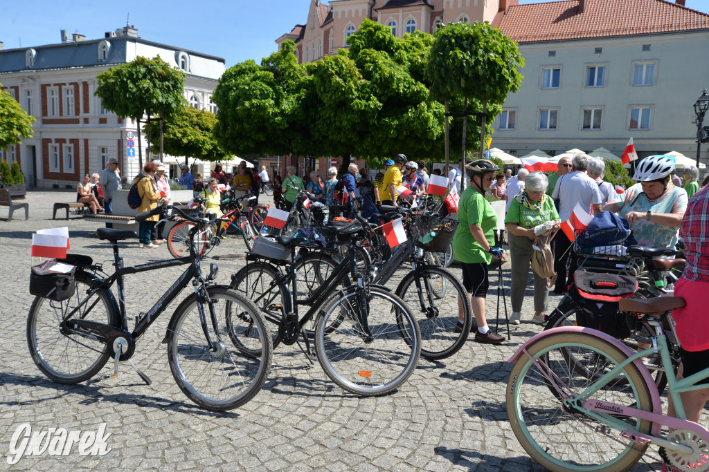 Tarnowskie Góry. Dzień Flagi na rynku