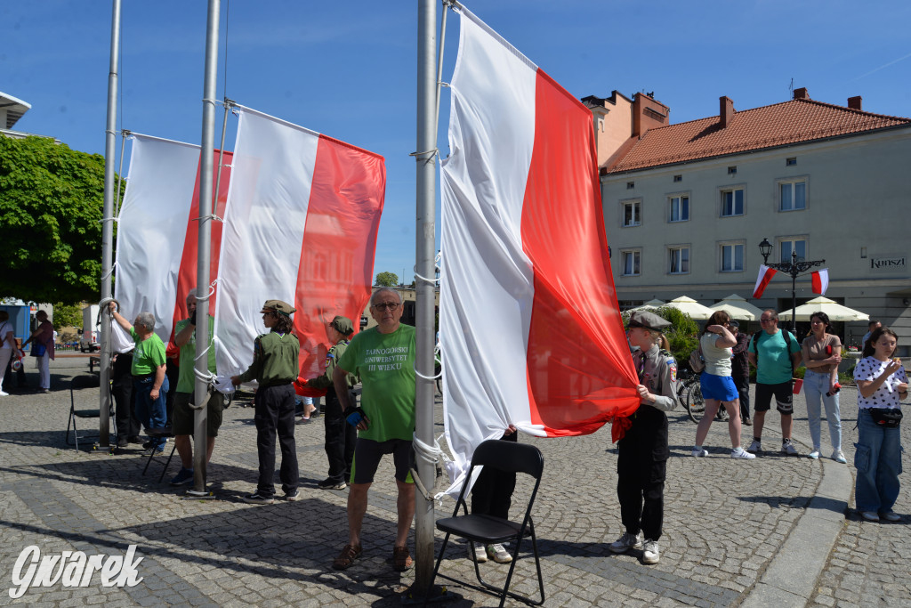 Tarnowskie Góry. Dzień Flagi na rynku