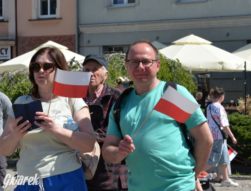 Tarnowskie Góry. Dzień Flagi na rynku