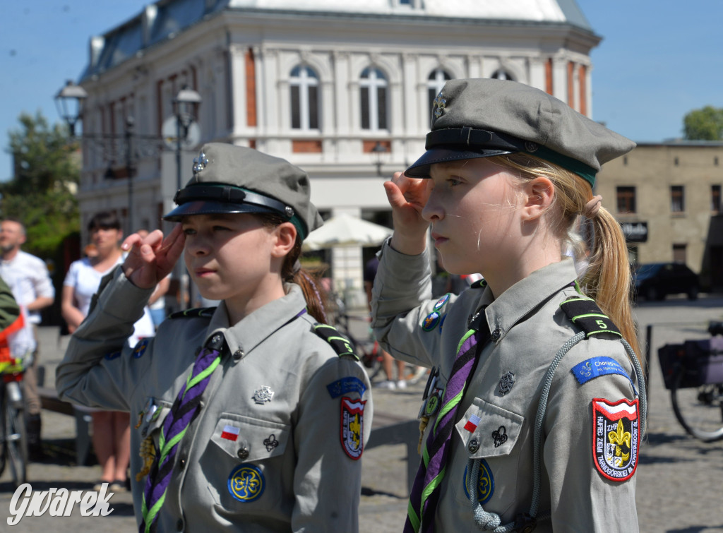 Tarnowskie Góry. Dzień Flagi na rynku