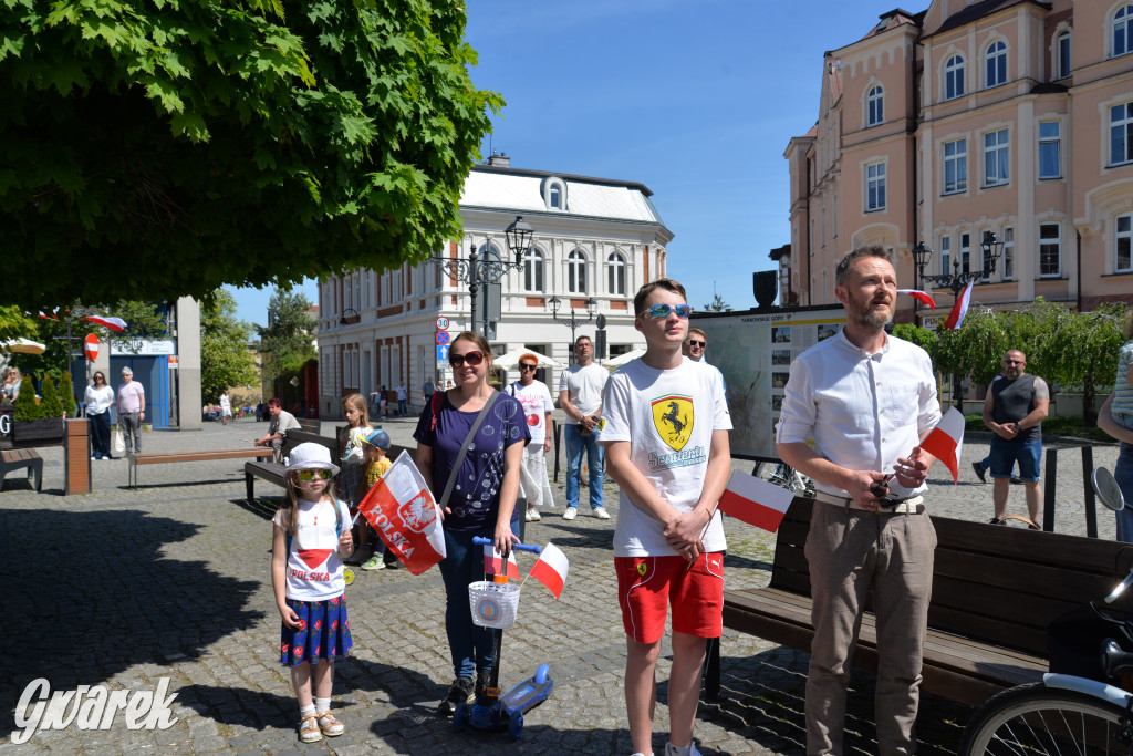 Tarnowskie Góry. Dzień Flagi na rynku