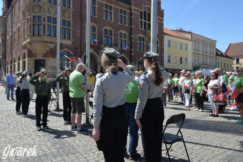 Tarnowskie Góry. Dzień Flagi na rynku