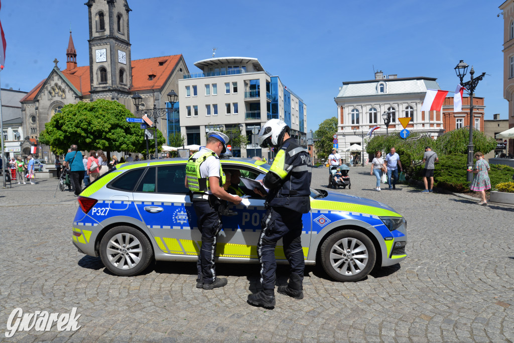 Tarnowskie Góry. Dzień Flagi na rynku
