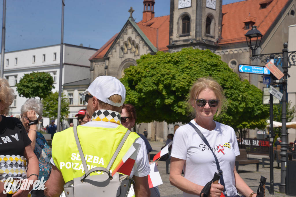 Tarnowskie Góry. Dzień Flagi na rynku