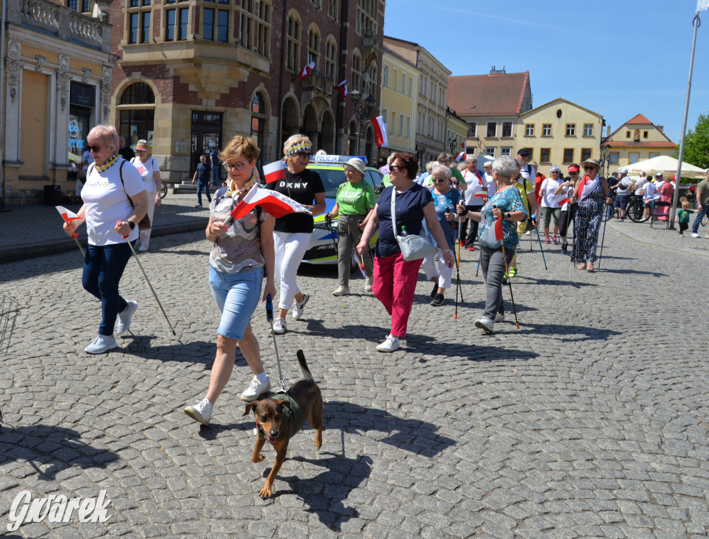 Tarnowskie Góry. Dzień Flagi na rynku