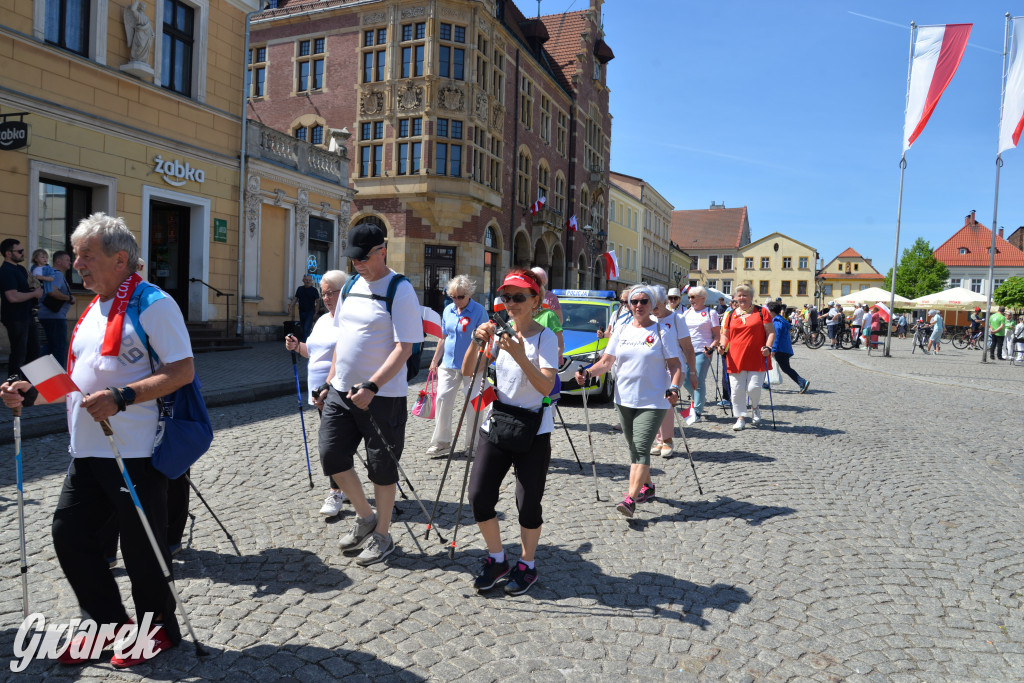Tarnowskie Góry. Dzień Flagi na rynku
