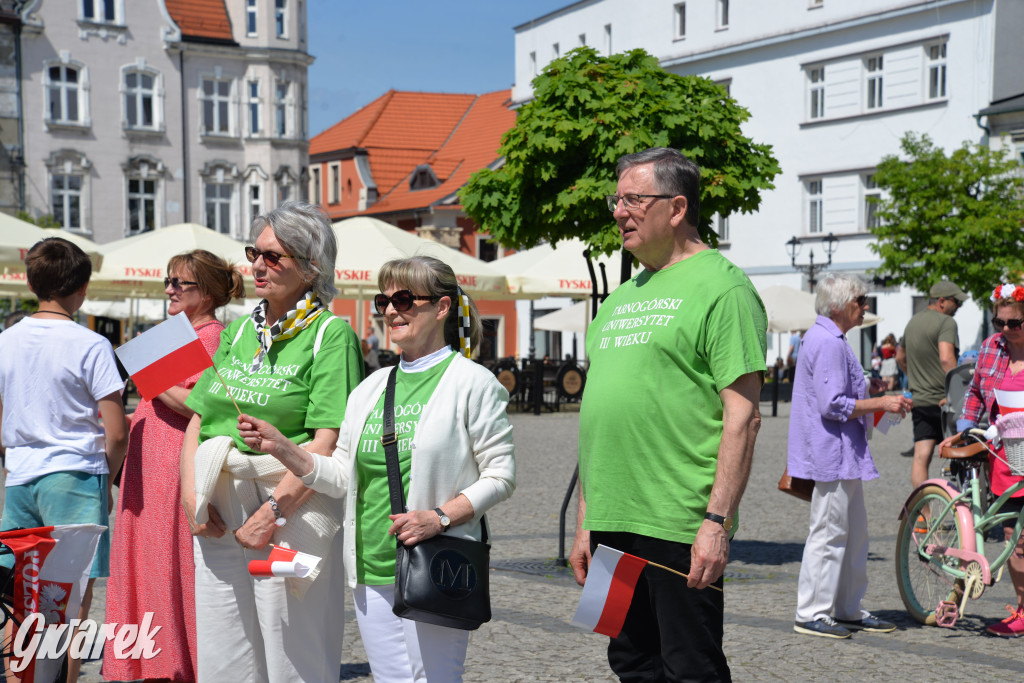 Tarnowskie Góry. Dzień Flagi na rynku