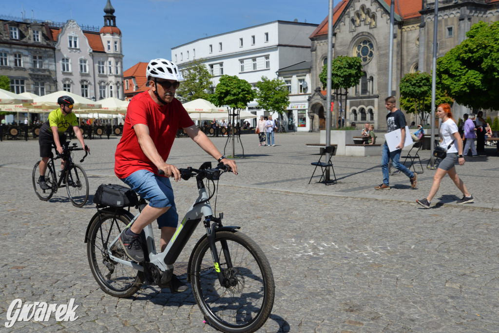 Tarnowskie Góry. Dzień Flagi na rynku