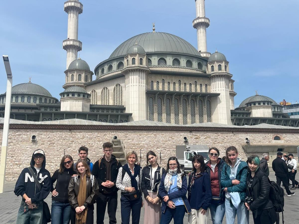 Graficy, styliści i licealiści z Plastyka w Turcji