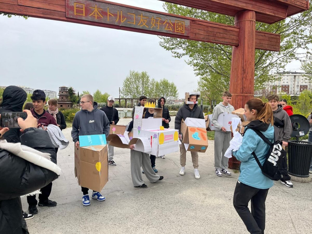 Graficy, styliści i licealiści z Plastyka w Turcji