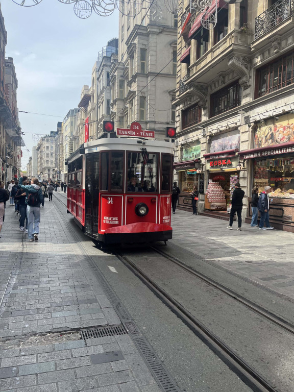 Graficy, styliści i licealiści z Plastyka w Turcji