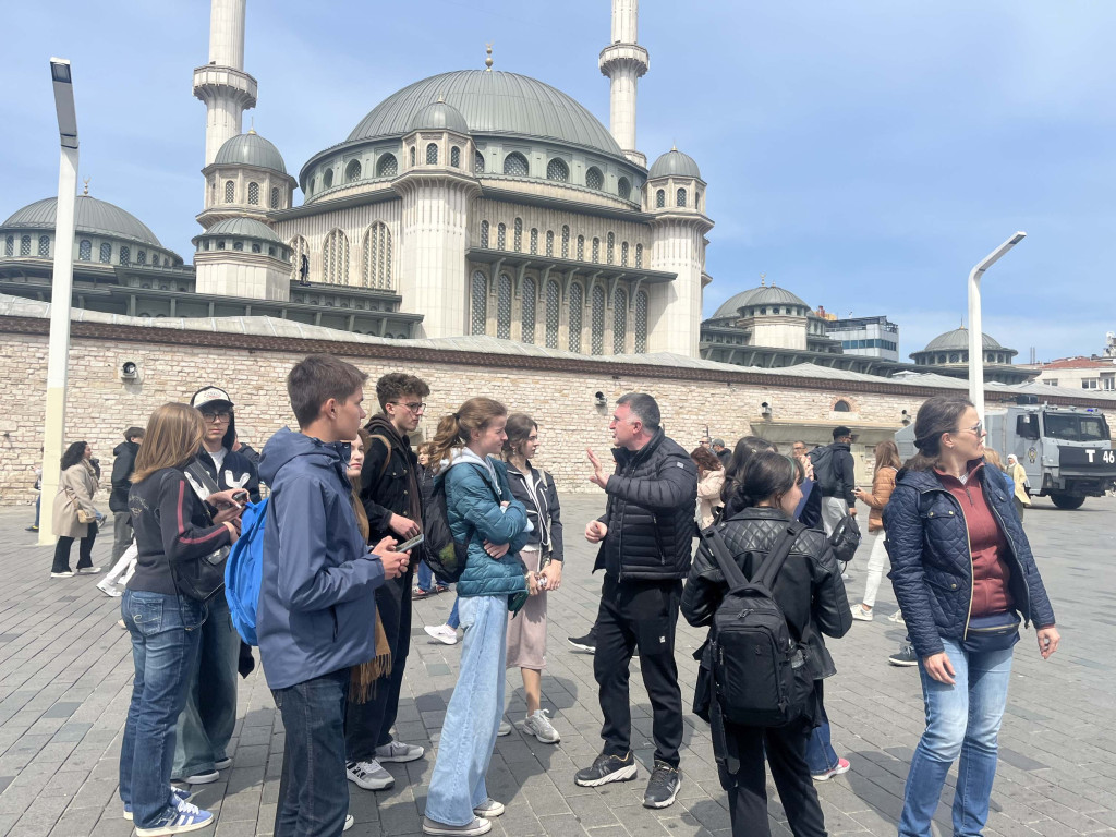 Graficy, styliści i licealiści z Plastyka w Turcji