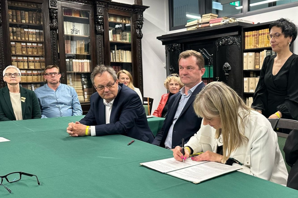 Nakło Śląskie, Warszawa. Szkoła i wyścigi konne