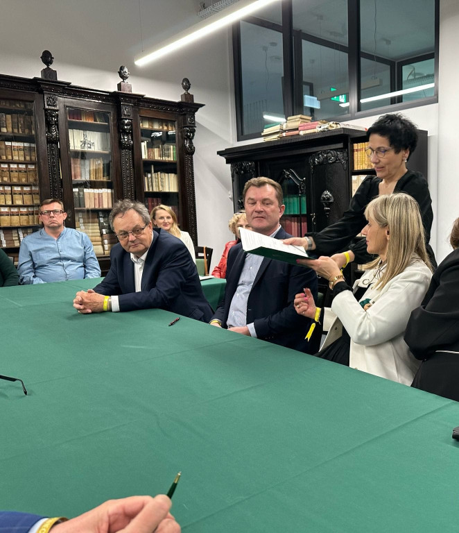 Nakło Śląskie, Warszawa. Szkoła i wyścigi konne