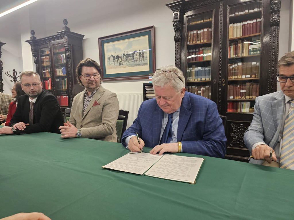 Nakło Śląskie, Warszawa. Szkoła i wyścigi konne