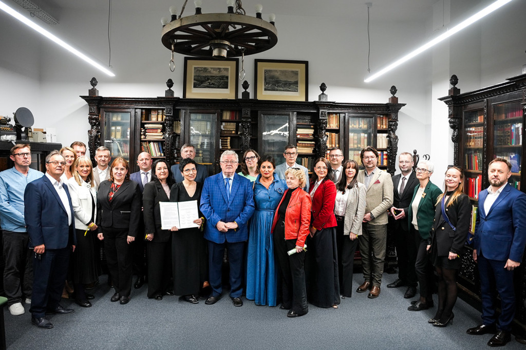 Nakło Śląskie, Warszawa. Szkoła i wyścigi konne