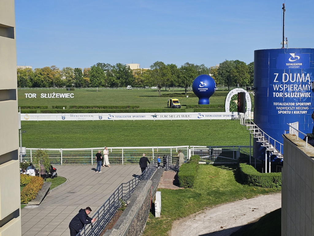 Nakło Śląskie, Warszawa. Szkoła i wyścigi konne