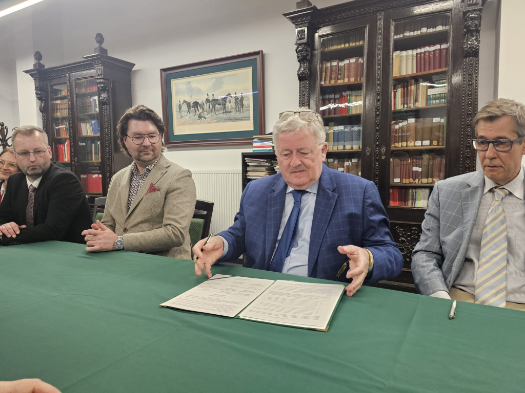 Nakło Śląskie, Warszawa. Szkoła i wyścigi konne