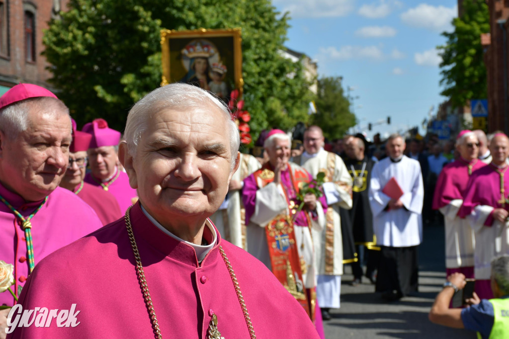 Tysiące pielgrzymów w Piekarach Śląskich