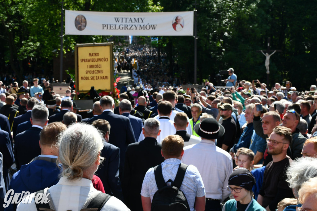 Tysiące pielgrzymów w Piekarach Śląskich