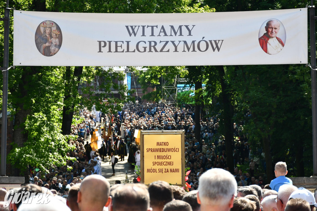 Tysiące pielgrzymów w Piekarach Śląskich
