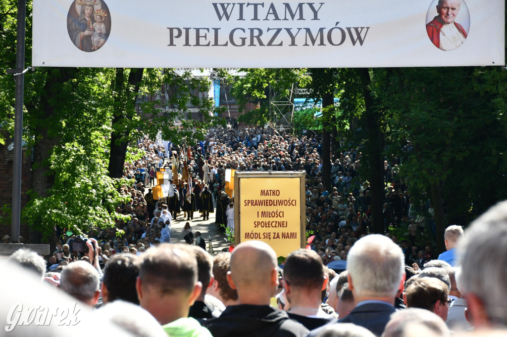Tysiące pielgrzymów w Piekarach Śląskich
