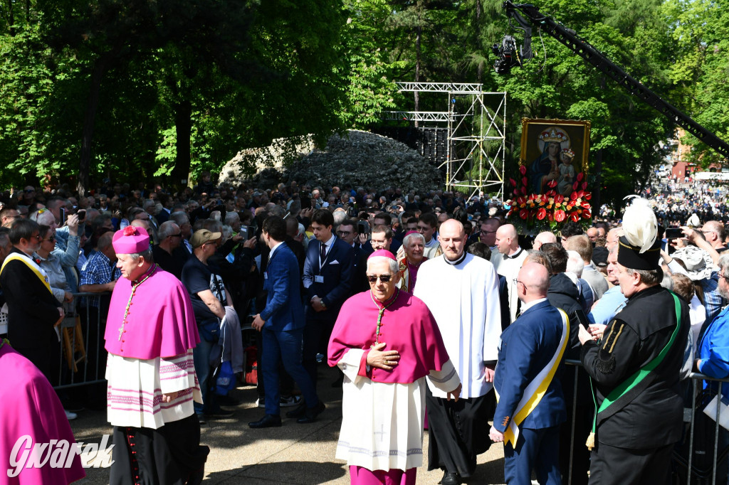 Tysiące pielgrzymów w Piekarach Śląskich