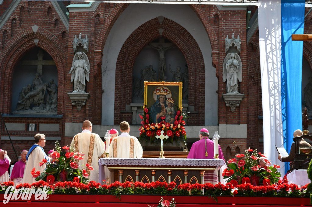 Tysiące pielgrzymów w Piekarach Śląskich
