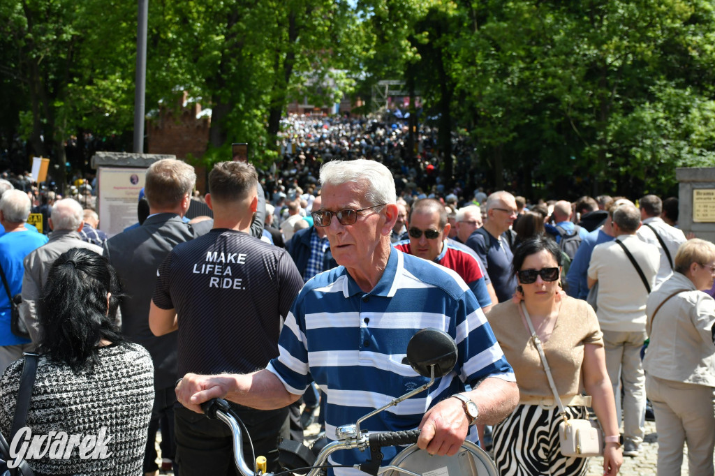 Tysiące pielgrzymów w Piekarach Śląskich