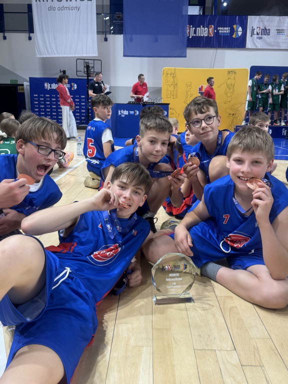 Brązowy medal młodych koszykarzy z Tarnowskich Gór