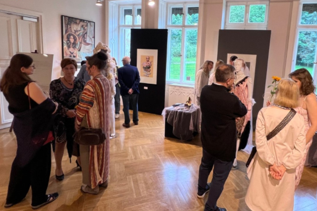 Cukier w kieszeniach - o kobiecości, która bywa bronią, wspomnieniem i dotykiem