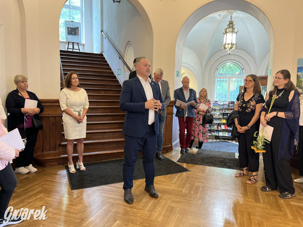 Cukier w kieszeniach - o kobiecości, która bywa bronią, wspomnieniem i dotykiem