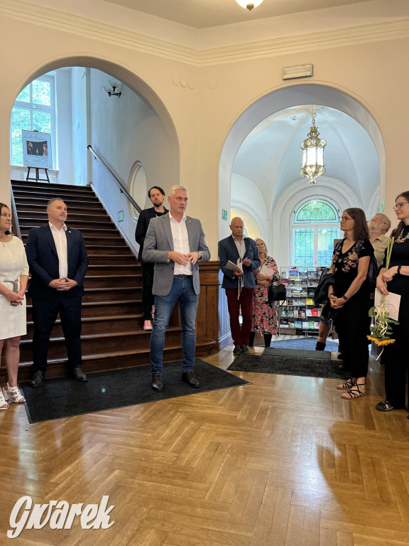 Cukier w kieszeniach - o kobiecości, która bywa bronią, wspomnieniem i dotykiem