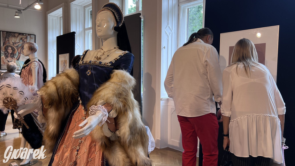 Cukier w kieszeniach - o kobiecości, która bywa bronią, wspomnieniem i dotykiem