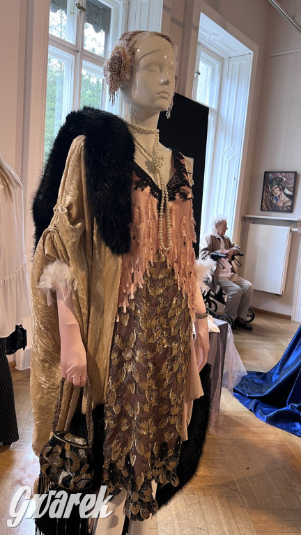 Cukier w kieszeniach - o kobiecości, która bywa bronią, wspomnieniem i dotykiem