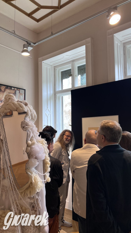 Cukier w kieszeniach - o kobiecości, która bywa bronią, wspomnieniem i dotykiem