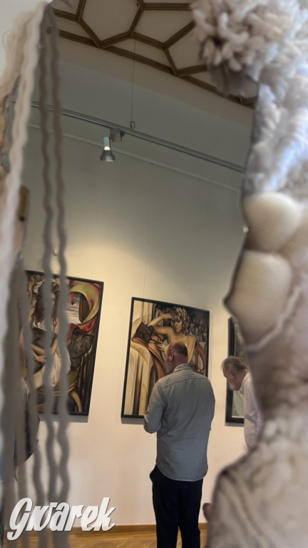 Cukier w kieszeniach - o kobiecości, która bywa bronią, wspomnieniem i dotykiem