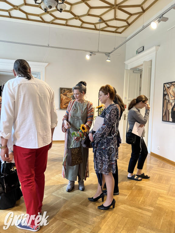 Cukier w kieszeniach - o kobiecości, która bywa bronią, wspomnieniem i dotykiem