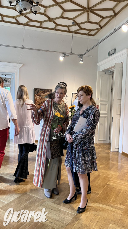 Cukier w kieszeniach - o kobiecości, która bywa bronią, wspomnieniem i dotykiem