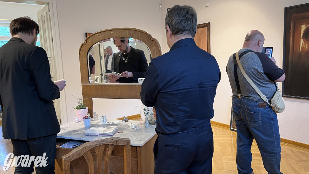 Cukier w kieszeniach - o kobiecości, która bywa bronią, wspomnieniem i dotykiem