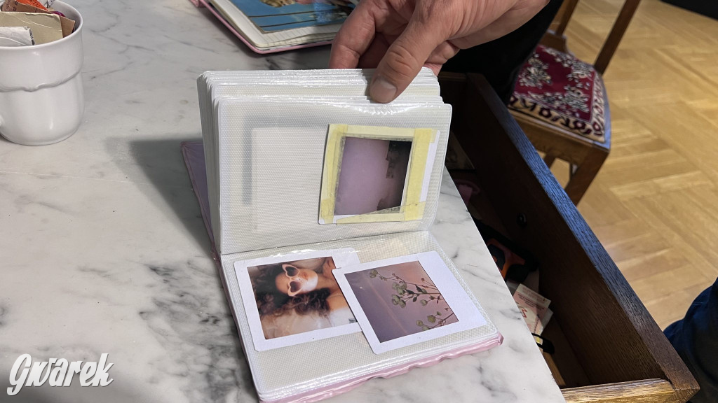 Cukier w kieszeniach - o kobiecości, która bywa bronią, wspomnieniem i dotykiem