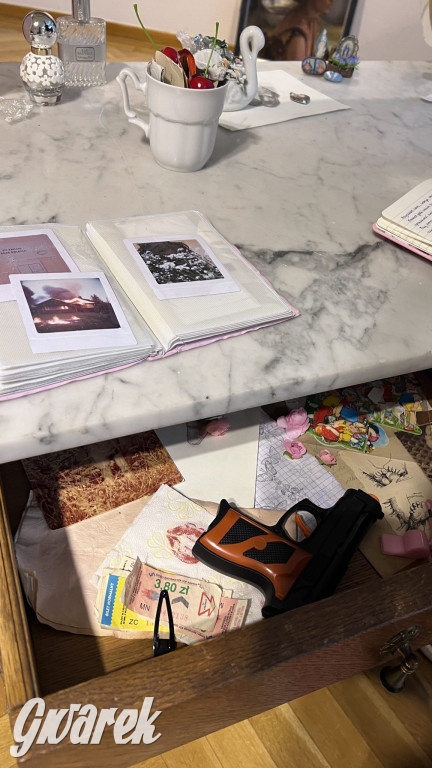 Cukier w kieszeniach - o kobiecości, która bywa bronią, wspomnieniem i dotykiem