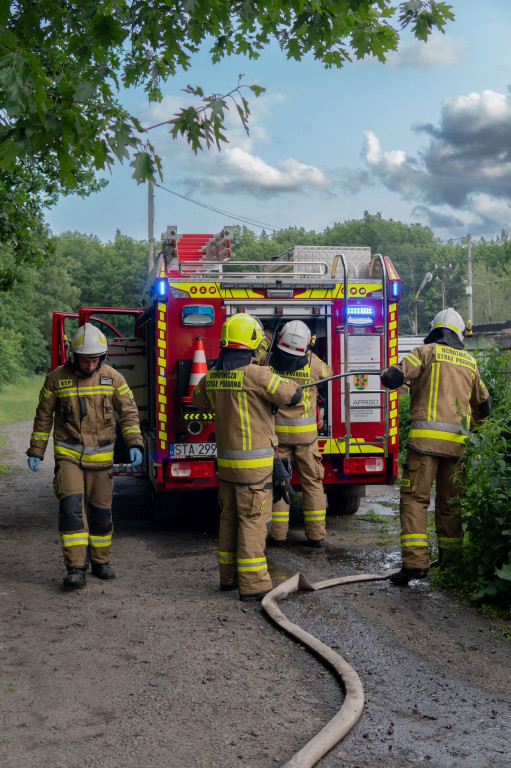 Pożar w Szałszy. Na miejscu 8 zastępów straży